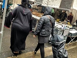 Big obese nuisance arabe avec djellaba noir