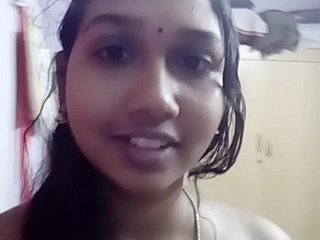 Córnea Tamil chica que muestra a su classmate muchacho