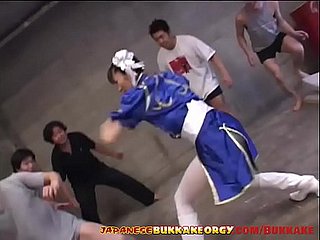 Chun-Li Cosplay Jepang Babe meraba-raba di Bukkake Gangbang