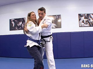 Karate -trainer neukt zijn partisan straight na grondgevecht