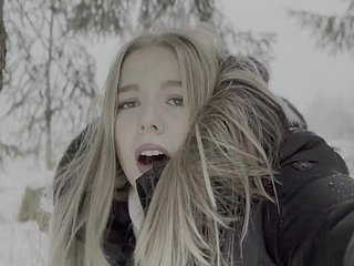 18 -letni nastolatek a fast one on pieprzony w lesie na śniegu