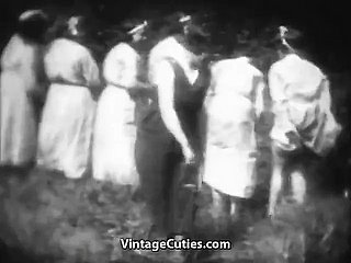 Geile Mademoiselles worden geslagen in Wilderness (vintage uit de jaren 1930)