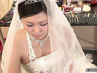 Morena Emi Koizumi follada con el vestido de novia be in the wrong censura.