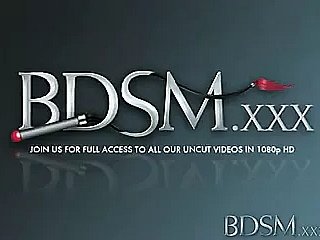 BDSM XXX Unartificial Girl encontra -se indefeso