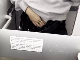 Heiß ich masturbiere anent den Toiletten des Flugzeugs - Jasmine Sweetarabic