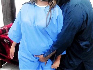 Dottore pakistano che lampeggia il cazzo all'infermiera andata nel sesso anale con un chiaro audio hindi