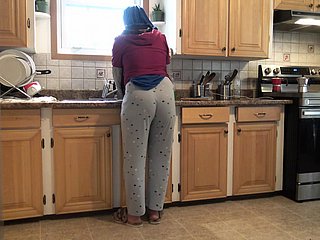 Syrische vrouw laat de 18 -jarige Duitse stiefzoon haar neuken thither de keuken