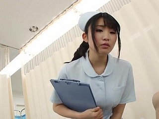 Frigid enfermera japonesa se quita las bragas y monta a un paciente afortunado