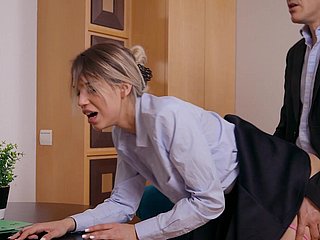 Elena Vedem gosta durante o sexo em estilo cachorrinho spoonful escritório