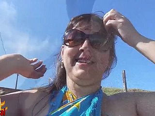 Esposa brasileña gordita desnuda en coldness playa pública
