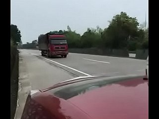 Chinese man en zijn vriendin hebben seks close to de wheels naast de snelweg
