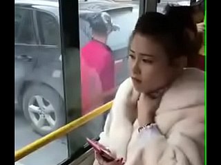 Ragazza cinese baciata. Regarding autobus.
