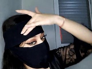 Arab MILF teases me aloft webcam