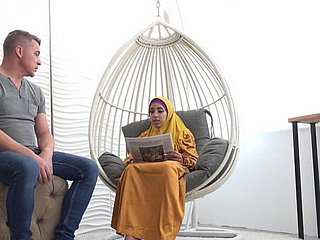 Esposa cansada bracken hijab obtiene energía sexual