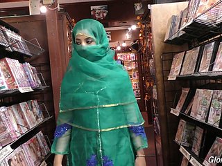 La chaude pakistanaise Nadia Ali suce une grosse nosh dans la salle du trou de gloire