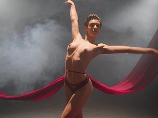 Balerina kurus memperlihatkan tarian unescorted erotis otentik di kamera