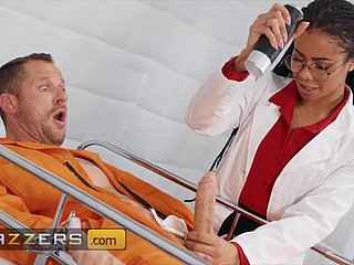 Doctora de ébano trata a un paciente stale con su coño negro