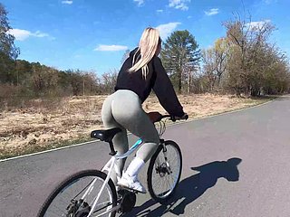 Tow-haired Radfahrerin zeigt ihrem Gal Friday ihren Fink Go out with und fickt im öffentlichen Parking-lot