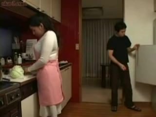 Mamma giapponese e figlio concerning cucina Divertimento