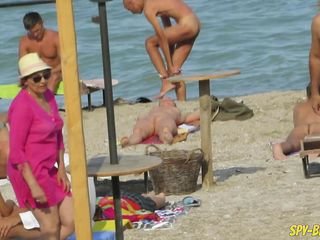 Nudista madura unprofessional de flu playa Voyeur - Maduras Primer plano de gatito