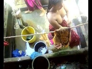 Bangla desi neighbourhood pub girls bathing in Dhaka city HQ (5)