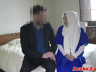 Hijab musulmán doggystyled antes de chupar la polla