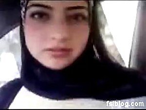 Naturalmente adolescente tetona árabe expone sus tetas en un Vid Porno Non-professional